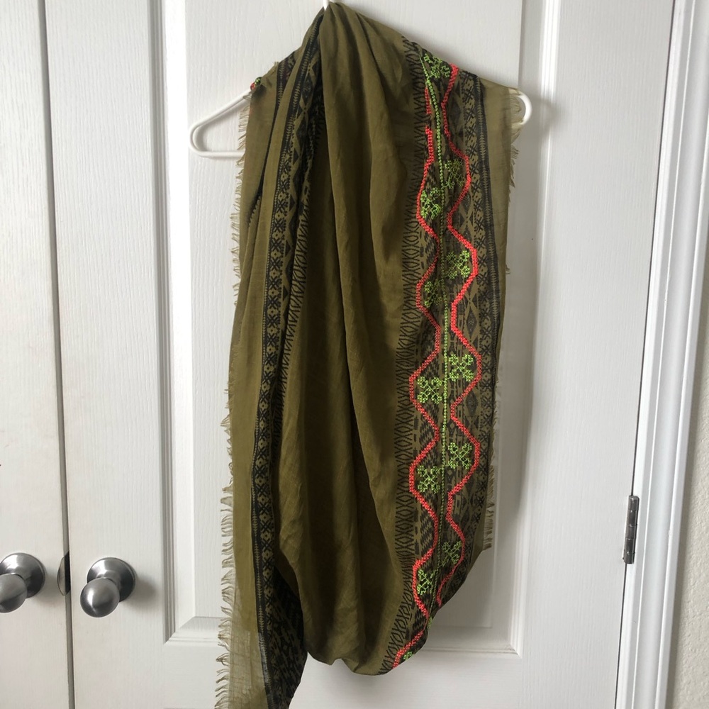 Patterned infinity scarf with embroidery